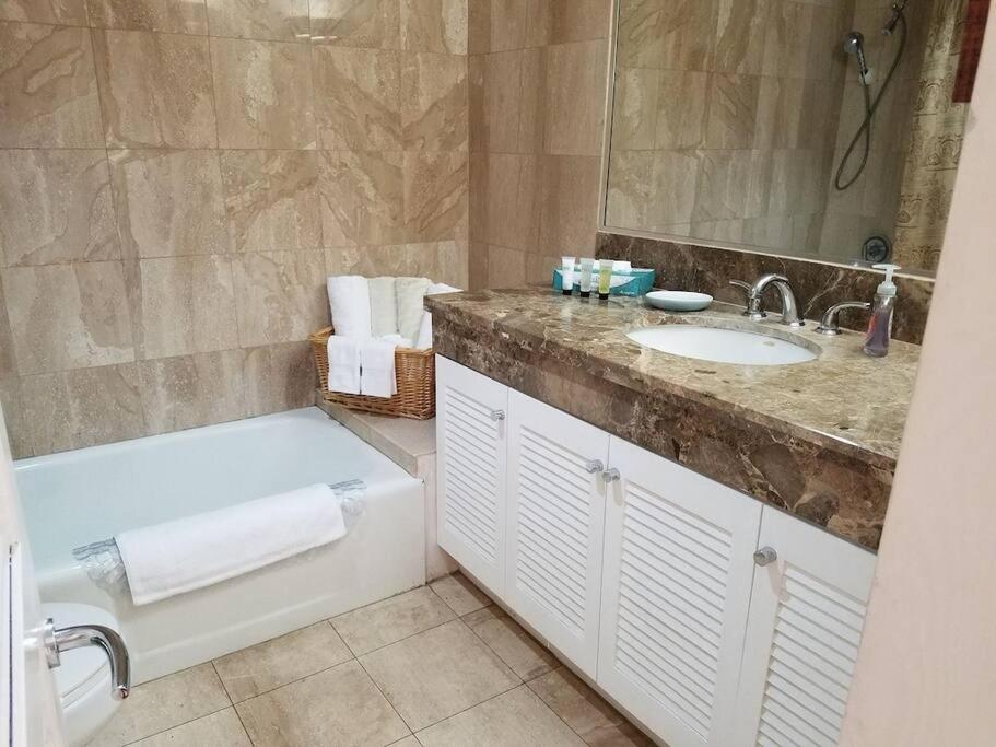 Brooks Beach Vacations Wyndham 4 Star Resort 1805 Waikiki Honolulu Exterior photo